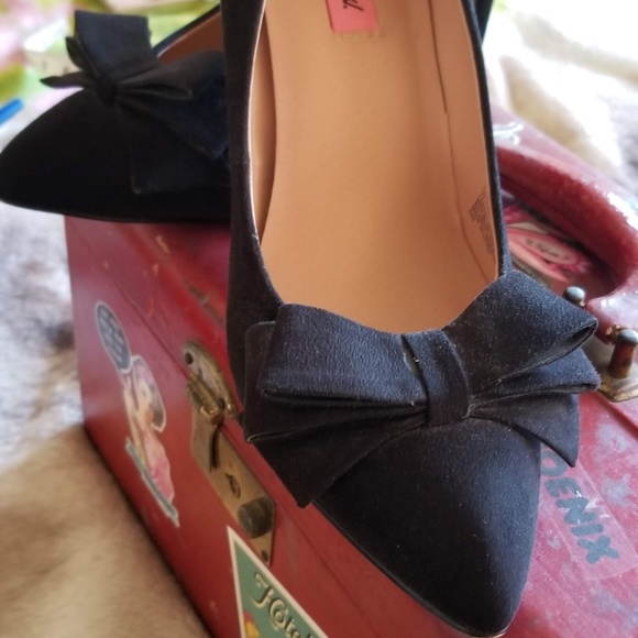 Betsey Johnson Classic Black Suede Bow Pumps Size 10 - Picture 7 of 8